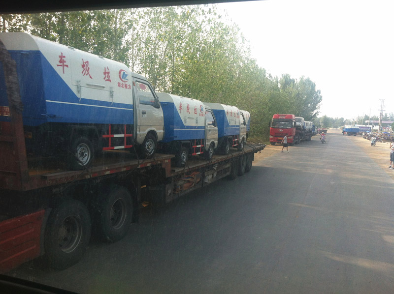圖為準(zhǔn)備發(fā)車至山西的小型<a href=http://cnnxw.cn/ljc target=_blank class=infotextkey>垃圾車</a>