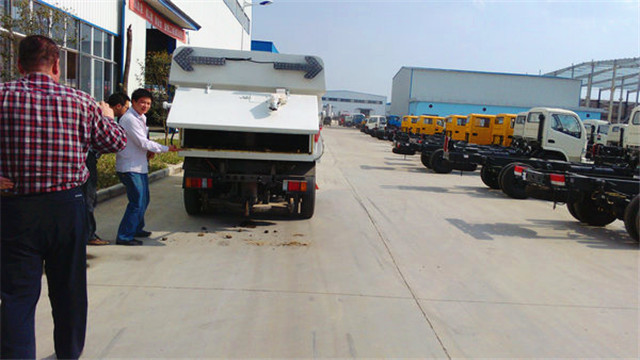 內(nèi)蒙客商正在參觀五十鈴<a href=http://cnnxw.cn/saoluche/ target=_blank class=infotextkey>掃路車</a>