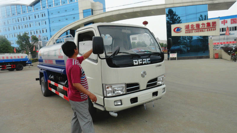 正在給5噸<a href=http://cnnxw.cn/ssc target=_blank class=infotextkey>灑水車(chē)</a>做出廠前準(zhǔn)備