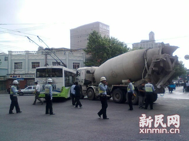 一輛19路電車在新閘路成都北路路口被一輛水泥<a href=http://cnnxw.cn/jbc/ target=_blank class=infotextkey>攪拌車</a>攔腰撞擊，車毀嚴(yán)重。通訊員 殷佳維 攝