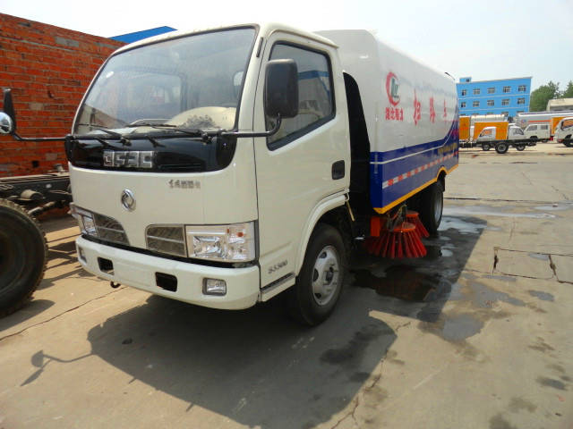  東風(fēng)福瑞卡道路清掃車（<a href=http://cnnxw.cn/saoluche/ target=_blank class=infotextkey>掃路車</a>）